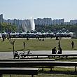 一山湖水公園ゲート前に到着～！向こうに噴水の水柱が高く上がっていて、涼やかな光景～！