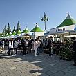 その両脇にはゲートの外からも中からも購入できるように境界線に沿って花マーケットのブースが並んでいました～