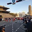 行列は興仁之門(東大門)前から、午後７時スタート！ロボット僧侶が先頭に~。