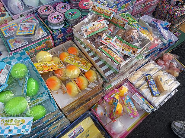 お目当てはコロナで人気となったスクイーズやキーホルダーなど。