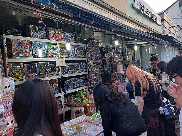 ７時過ぎでもうお店も閉まっちゃったかな？と思ったら、ところどころまだお客さんがいますね~。