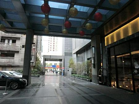出て右、「グランドメルキュール上海中亜」の入り口前を通り過ぎます