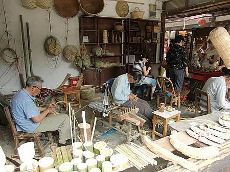 竹細工を造る職人さんたち。
