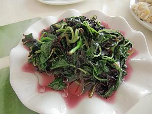 初夏から秋が旬のヒユナの炒め物。日本にはない野菜ですよね。やわらかい葉っぱが美味。