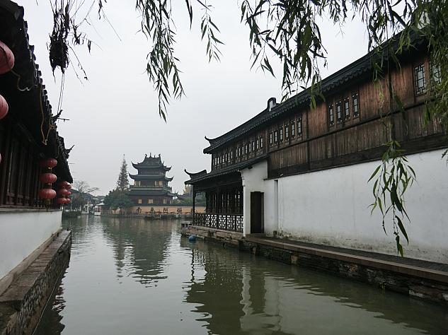 遠くにお寺