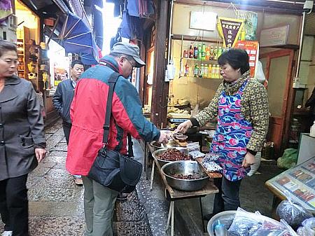 食べ歩きなら北大街へ。味見できるお店もたくさんあります