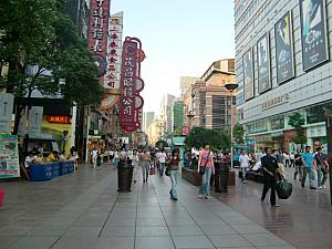 有名な歩行街・南京東路。