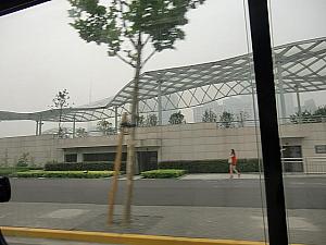右手に「十六鋪」が。