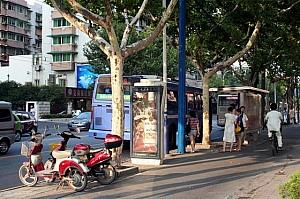 ★バス停<BR>ホテルを出て右折してすぐの場所にバス停があります。信号を渡った所に反対方向へ行くバス停もあり。K203、316に乗ると武林広場、K179に乗ると鉄道「杭州東駅」まで行く事ができます。 