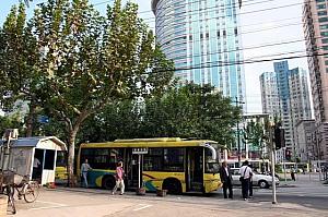 ◎ バス停<BR>43番、205番→徐家匯へ行くにはこのバスで。
