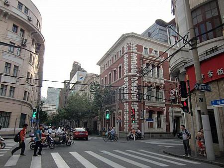 「上海姥姥」付近には小さな商店も。