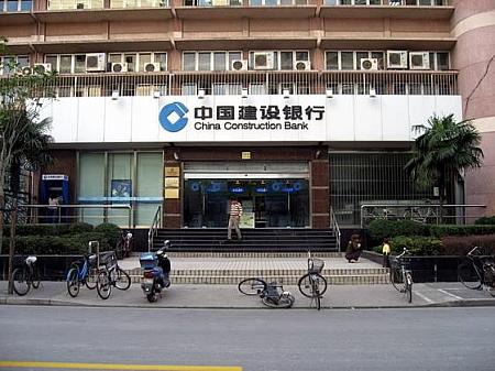 ★中国建設銀行<BR>ホテルを出てすぐ、昌化路沿いにあります。両替などに便利。 