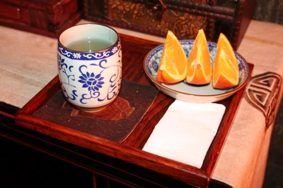 マッサージルームには必ずお茶とフルーツが用意されています。