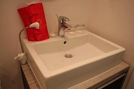 なお、洗面台脇に付いている小さな蛇口は飲料水専用のもの。