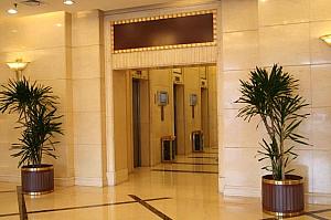 ロビー中央奥にエレベーターが設置されています。
