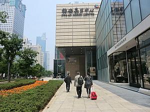 ④南京西路を右折します