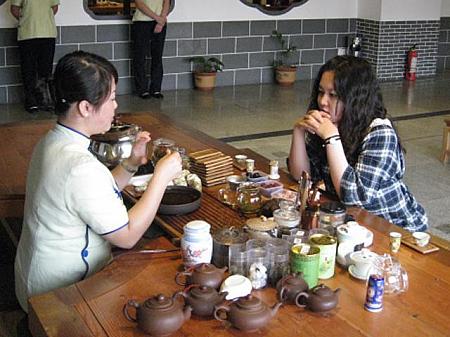 茶芸師さんが流暢な日本語でお茶の作法を教えてくれます