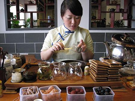 茶芸師さんが流暢な日本語でお茶の作法を教えてくれます