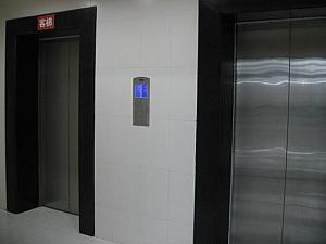1階メイン入り口を入って右側の通路をまっすぐ行ったところにエレベーターがあります。