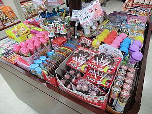 日本製のお菓子もいっぱい売られています