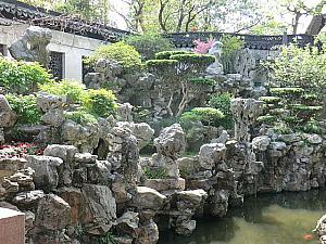 「万花楼」前の池も太湖石で造られています