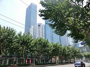 前方に「静安シャングリラ・ウエスト上海」など、静安寺エリアの高層ビルが見えてきます