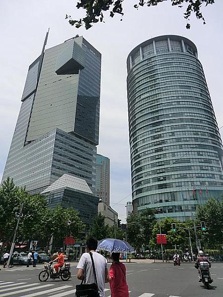 黄陂北路の交差点に、オフィスやレストランが入る「仙楽斯広場」（左）と、スパ「MTM」が入る「創業金融中心」（右）が