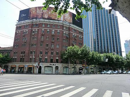 陝西北路との交差点。右手のビル1階に「ZARA」上海1号店