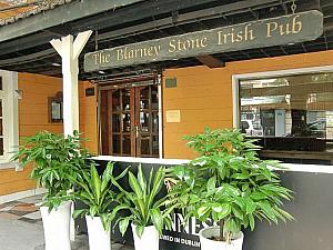ギネスビールが味わえるカジュアルなパブ「The Blarney Stone」