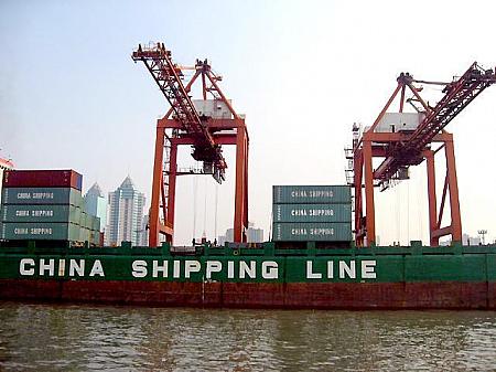 貨物船積み場。日本でも大量に売られているMade in Chinaの商品たちの多くは、ここから出荷されていくのです。