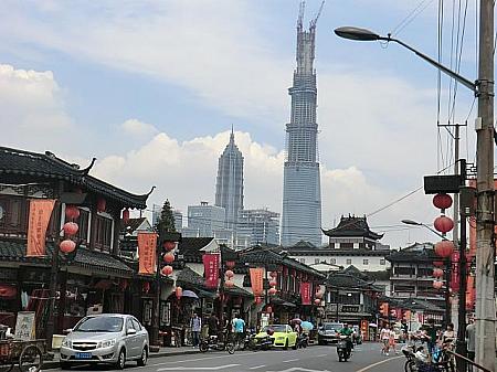 門をくぐると遠くに浦東のビル群が。建設中の上海タワーも見えます（2013年8月現在の風景）