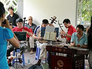 中国楽器を楽しむ人たち。