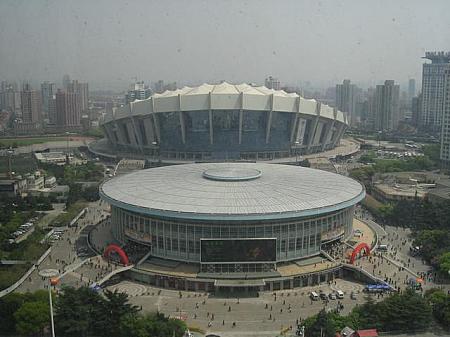 手前に見えるのが、上海大舞台（上海体育館）で奥に見えるのが、上海八万人体育館（上海体育場）です。 