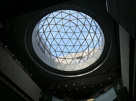 上は4階まで吹き抜け。天井は透明のドーム状