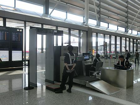 空港内に入る前に荷物検査があります（見送りの人、見学者も必要）