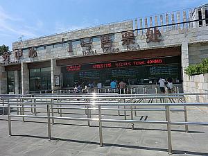 「上海動物園」駅1号出口を出るとすぐ後ろにチケット売場が