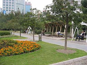 ◎人民公園<br>
上海美術館は、人民公園に隣接しています。公園の7号門は美術館の真隣！ 