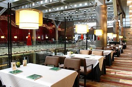 「 天萃庭（ PARADISE GARDEN ） 」 <br>
金茂大廈・別館の 6 階にある上海料理、広東料理、香港式点心など幅広いメニューが楽しめるレストラン。お店へは、 15 号口を入ってすぐに右折し、ガラスのエレベーターに乗っていきます。