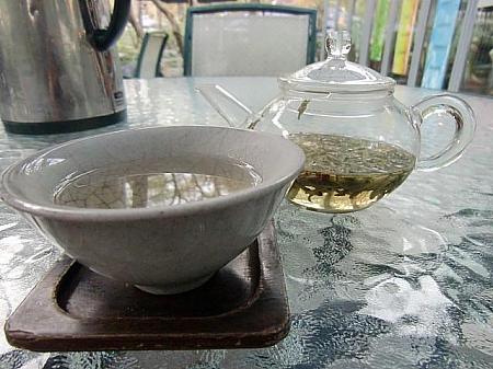 地元産の龍井茶を、庭席でのんびり楽しむことができます。