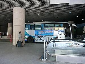 入り口入ってすぐ、エスカレーター脇に停車しているバスは空港から到着したバスです。こちらはしばらく発車しないので注意