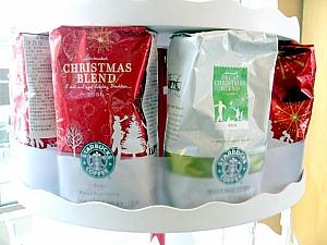 ★コーヒー　各106元<BR>こちらはクリスマスブレンドのコーヒー。パッケージももちろんクリスマス限定、プレゼントにピッタリですね。カフェインの苦手な方には「ディカフェブレンド」もありますよ。