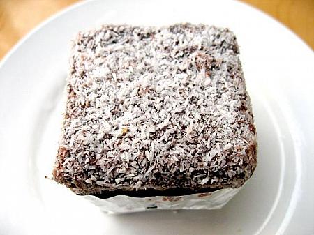 ★ラミントンケーキ（雷明顿蛋糕）　6元
<BR>ラミントン（Lamington）はスポンジケーキをチョコレートに浸しココナツをまぶしたオーストラリアの伝統的なお菓子。チョコレートの甘みがコーヒーとよく合います。