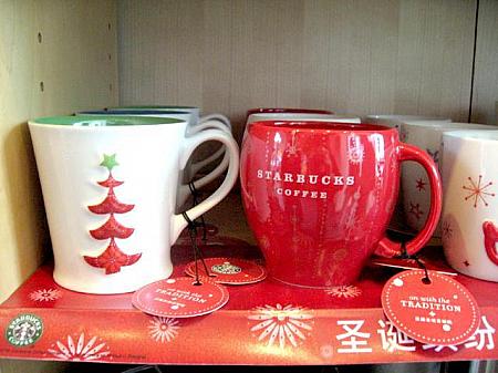 ★クリスマスマグカップ　各98元
<BR>こちらはクリスマス限定のマグカップ。右のカップはころんとしたフォルムが可愛くて思わずナビも一つ買っちゃいました！