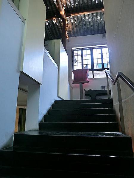 右手に2階への階段
