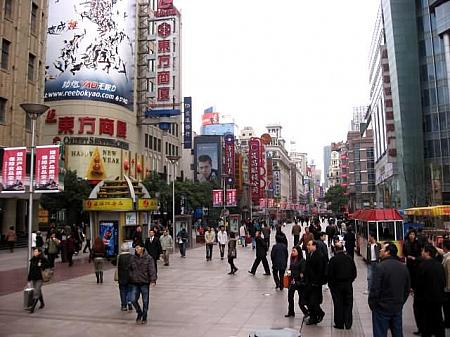 ◆南京東路歩行街<BR>「南京東路歩行街」は、国内外からの観光客で1年中賑わう上海屈指の繁華街。チャイナタウンの香りを大いに感じられる、上海の顔として外灘と並ぶ超有名ストリートです。 