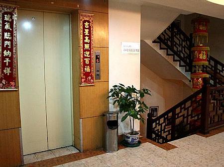 1階⇔上階（個室）の移動は、階段かエレベーターで。