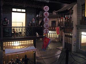 「 上海城市歴史発展陳列館 」<BR>東方明珠塔の１階にある、まるでオールド上海のテーマパークのような歴史ミュージアム。 