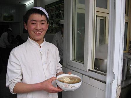 蘭州 （兰州） とは、甘粛省の省都で、黄河上流南岸に位置しています。漢族に次いで回族が多く、白い帽子を被ったイスラム系住民が多いのが特徴。そして拉面（ラーミエン）とは、引っ張って作る麺のことです。かなり余談ですが、中国のドアには「拉 Pull」「推 Push」と書かれていますよ。 