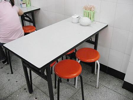 店内には、4人用のテーブルが9台。テーブルの上には、黒酢、唐辛子ダレ、使い捨て割り箸が用意されていますよ。 
