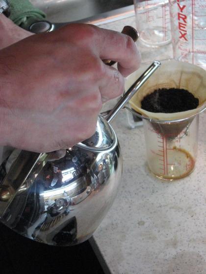 さっき抽出されたコーヒーは一度捨て、改めて1滴1滴少しずつお湯を入れていきます。一気にお湯を注ぐと豆が動いて、苦味や雑味が増えるそうですよ。中央より少し外側から、円を描くようにお湯を入れます。